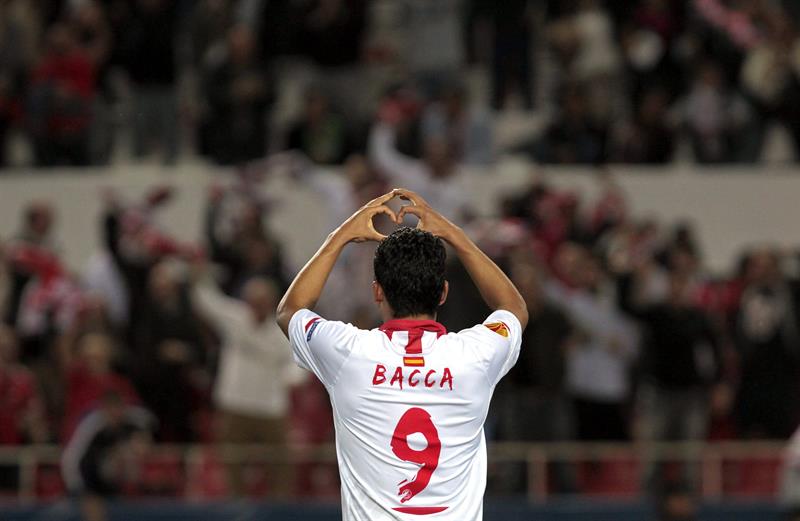 El delantero colombiano del Sevilla Carlos Bacca celebra tras marcar el segundo gol ante el Valencia. Foto: EFE