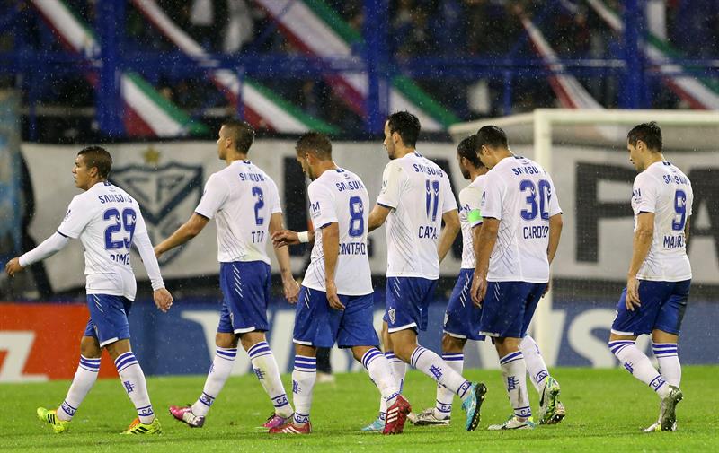 Jugadores de Vélez Sarsfield dejan el campo de juego ante Nacional en un partido de la Copa Libertadores. Foto: EFE