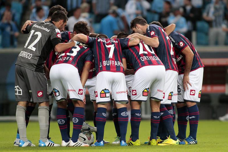Jugadores de San Lorenzo se reúnen antes del comienzo del partido ante Gremio. Foto: EFE