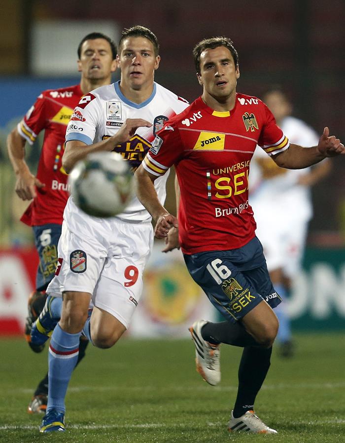El jugador de Unión Española Nicolás Berardo (d) y Julio Furch de Arsenal disputan un balón. Foto: EFE