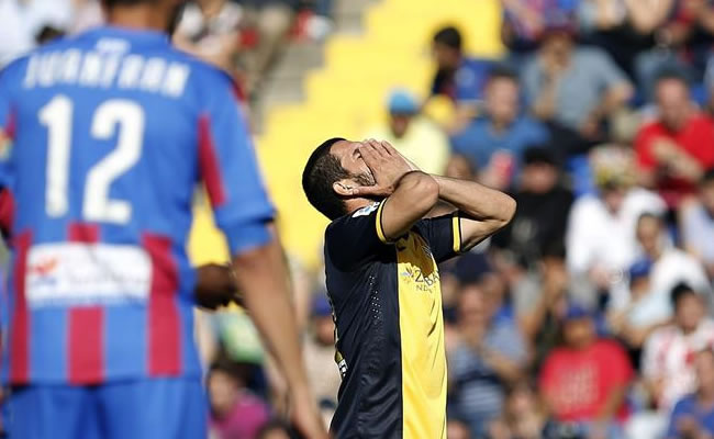 El centrocampista turco del Atlético de Madrid, Arda Turan (c), se lamenta de una ocasión fallada. Foto: EFE