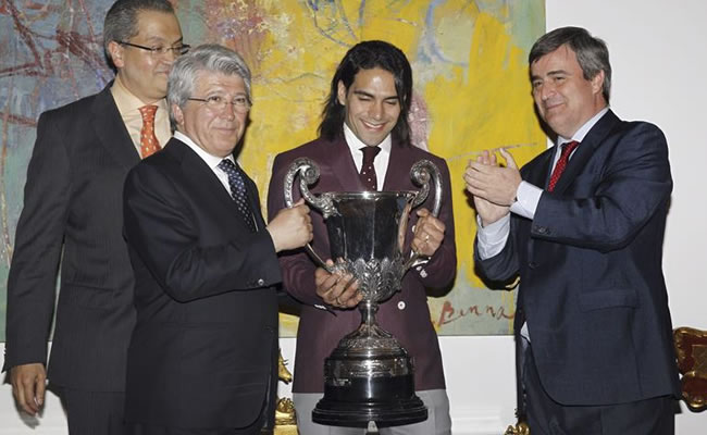 El delantero colombiano del As Mónaco Radamel Falcao (c) sostiene el premio "Mejor jugador iberoamericano". Foto: EFE