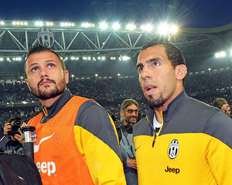 Simone Pepe (i) y Carlos Tevez del Juventus celebran el trofeo "scudetto" previo al inicio del partido disputado ante el Atalanta. Foto: EFE