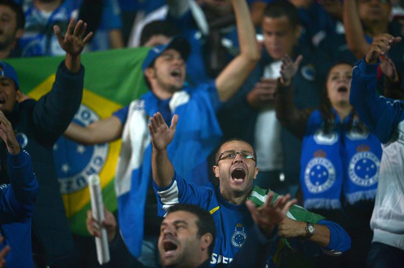 Seguidores del Cruzeiro brasileño apoyan a su equipo ante San Lorenzo en Buenos Aires. Foto: EFE