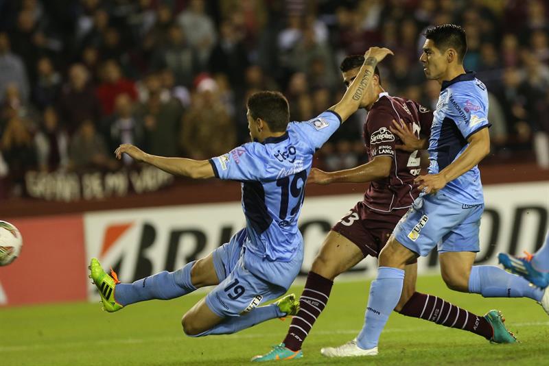 El jugador de Lanus de Argentina Óscar Junior Benitez (c) marca un gol contra el Bolivar de Bolivia. Foto: EFE