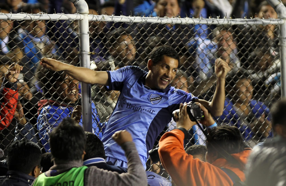 El jugador de Bolívar Walter Flores celebra después de anotar un gol ante Lanús. Foto: EFE