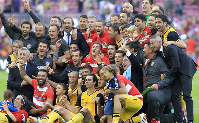 Foto de familia de los jugadores, entrenadores y cuerpo técnico del Atlético de Madrid tras imponerse vencedores en la Liga. Foto: EFE