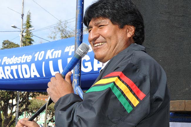 Evo Morales, presidente de Bolivia, apoyando un acto deportivo. Foto: ABI