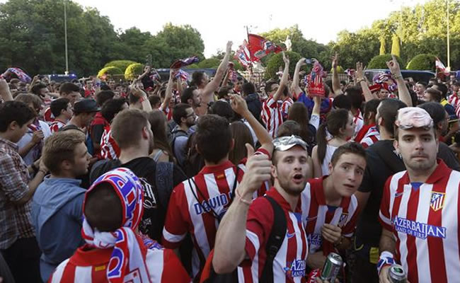 Aficionados del Atlético de Madrid festejan el título. Foto: EFE