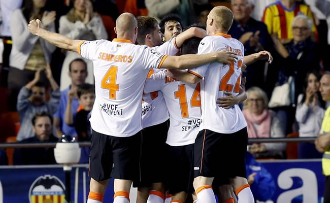 Los jugadores del Valencia CF celebran el segundo gol del equipo. Foto: EFE