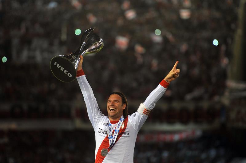 El jugador de River Plate Fernando Cavenaghi festeja la obtención del título número 35 del club. Foto: EFE