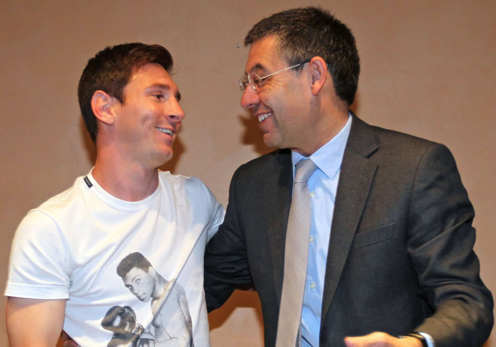 Fotografía cedida por el FC Barcelona del jugador barcelonista Leo Messi (i) y del presidente del club Josep Maria Bartomeu. Foto: EFE