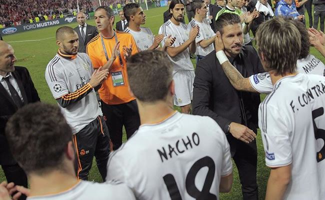 Los jugadores del Real Madrid aplauden al entrenador argentino del Atlético de Madrid Diego Simeone. Foto: EFE
