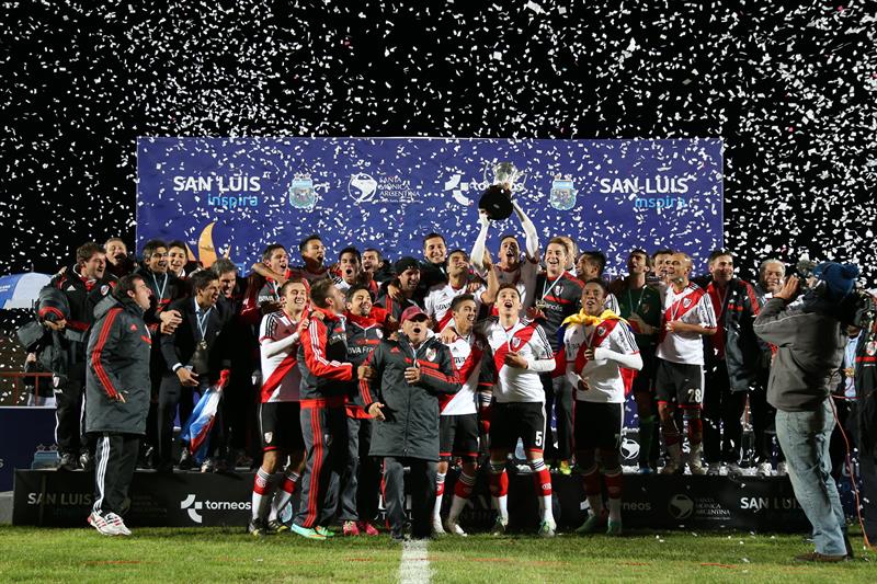 Los jugadores River Plate celebra después vencer a San Lorenzo de Almagro. Foto: EFE