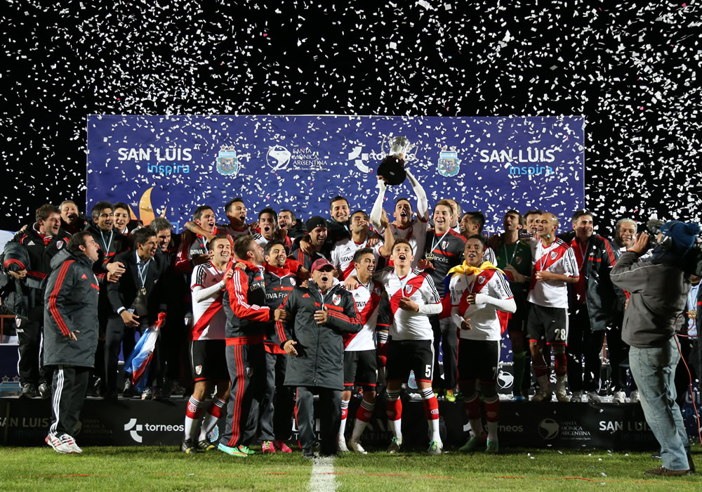 Los jugadores River Plate celebra después vencer a San Lorenzo de Almagro, durante la final de la Copa Campeonato. Foto: EFE