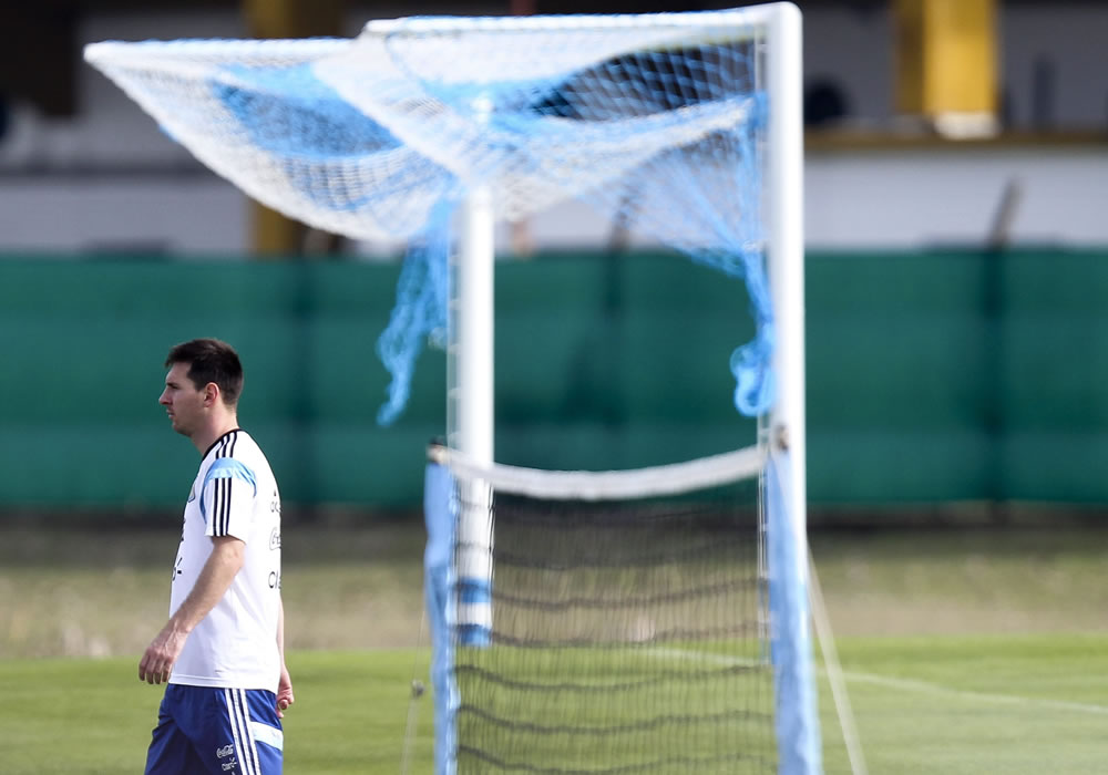 El jugador de la selección argentina de fútbol Leo Messi, en un entrenamiento en el predio de la AFA en Ezeiza, Buenos Aires. Foto: EFE