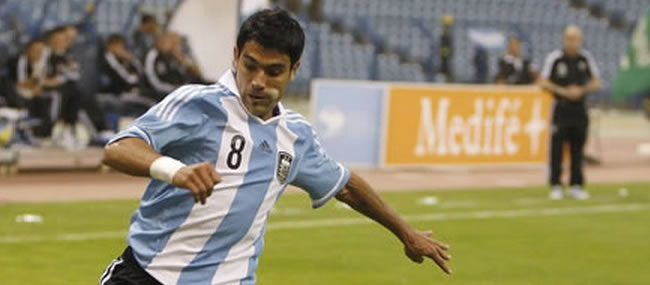 Augusto Fernández se sumó a los trabajos de campo de la selección argentina. Foto: EFE