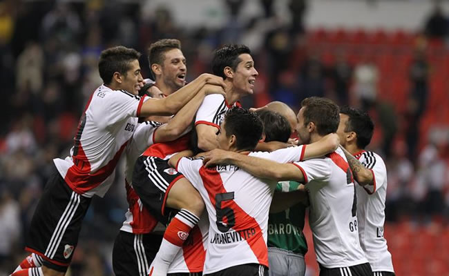 Jugadores de River Plate celebran después de vencer a Boca Juniors. Foto: EFE