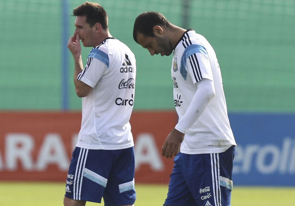 Los jugadores de la selección argentina de fútbol Lionel Messi (i) y Javier Mascherano (d). Foto: EFE