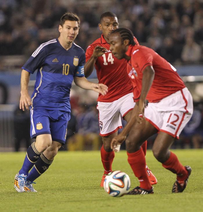 El jugador Lionel Messi (i) de Argentina disputa el balón con el jugador Yohance Marshall (d) de la selección de Trinidad y Tobago. Foto: EFE
