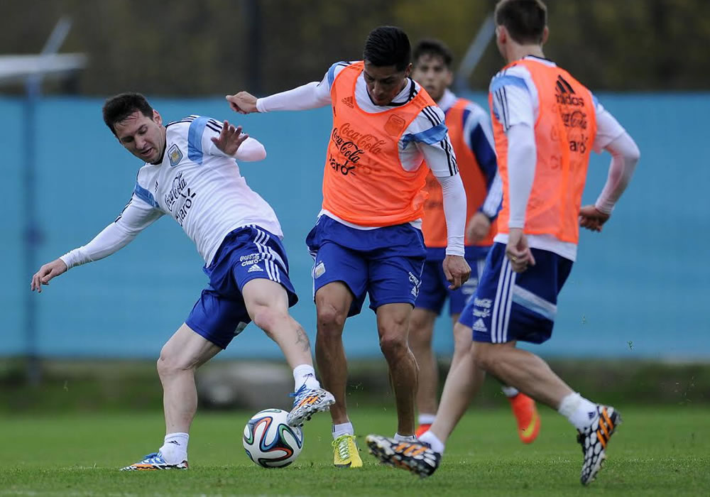Los jugadores de la selección nacional de fútbol de Argentina, Lionel Messi (i) y Enzo Pérez (d). Foto: EFE