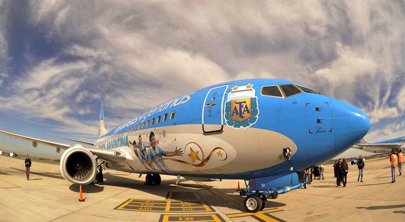 Avión de Aerolíneas Argentinas diseñado para la selección argentina de fútbol, en Buenos Aires (Argentina). El seleccionado viajará al Mundial de Fútbol Brasil 2014. Foto: EFE