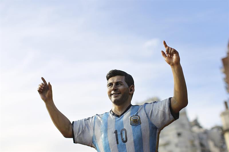 Una escultura del jugador de la selección argentina Lionel Messi. Foto: EFE