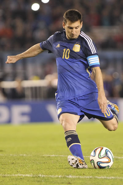 El jugador Lionel Messi de Argentina juega ante la selección de Trinidad y Tobago. Foto: EFE