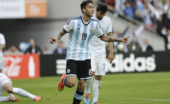 El jugador Ricky Álvarez de Argentina festeja un gol contra Eslovenia. Foto: EFE