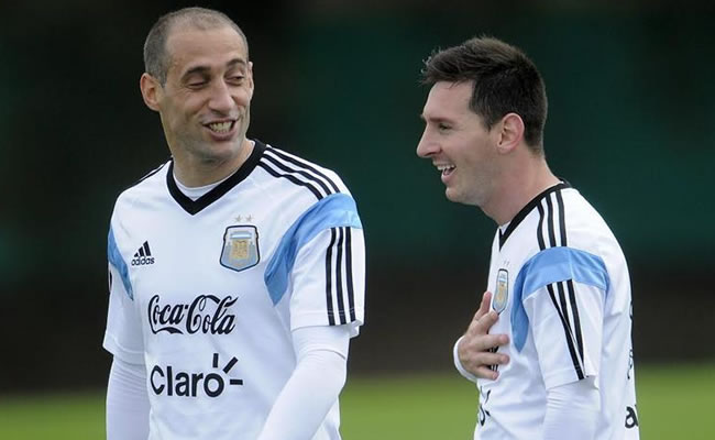 Los jugadores de la selección nacional de fútbol de Argentina Lionel Messi (d) y Pablo Zabaleta. Foto: EFE