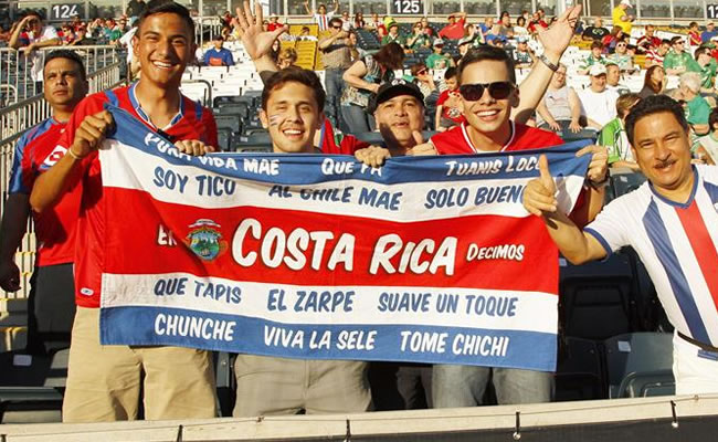 Costa Rica cambia la tela de sus uniformes a pocos días del Mundial de Brasil. Foto: EFE