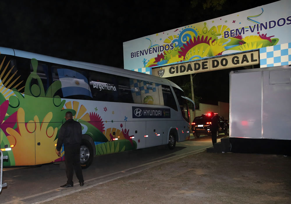 El autobús con la selección de Argentina llega a la ciudad deportiva 'Ciudad do Galo' del club Atlético Mineiro en Belo Horizonte. Foto: EFE