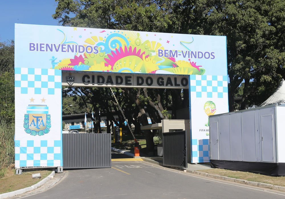 Entrada al complejo deportivo "Ciudad do Galo", del club Atlético Mineiro, donde se concentra la selección argentina en Belo Horizonte. Foto: EFE