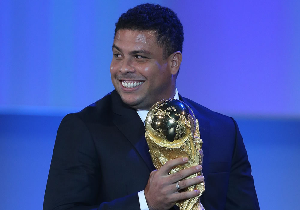 El exfutbolista brasileño Ronaldo sostiene la réplica de la Copa Mundial de la FIFA. Foto: EFE