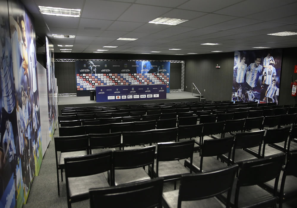 Aspecto de la sala de prensa en la ciudad deportiva 'Ciudad do Galo', del club Atlético Mineiro. Foto: EFE