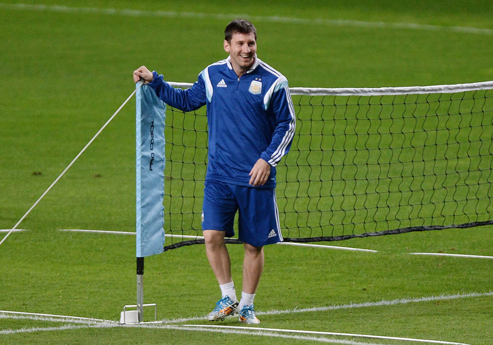 El delantero argentino Lionel Messi sonríe durante un entrenamiento de la selección de fútbol de Argentina. Foto: EFE