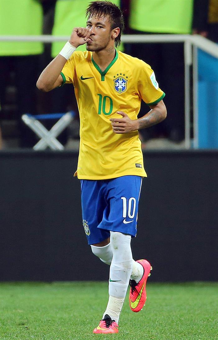 El jugador brasileño Neymar celebra el segundo a favor de Brasil. Foto: EFE