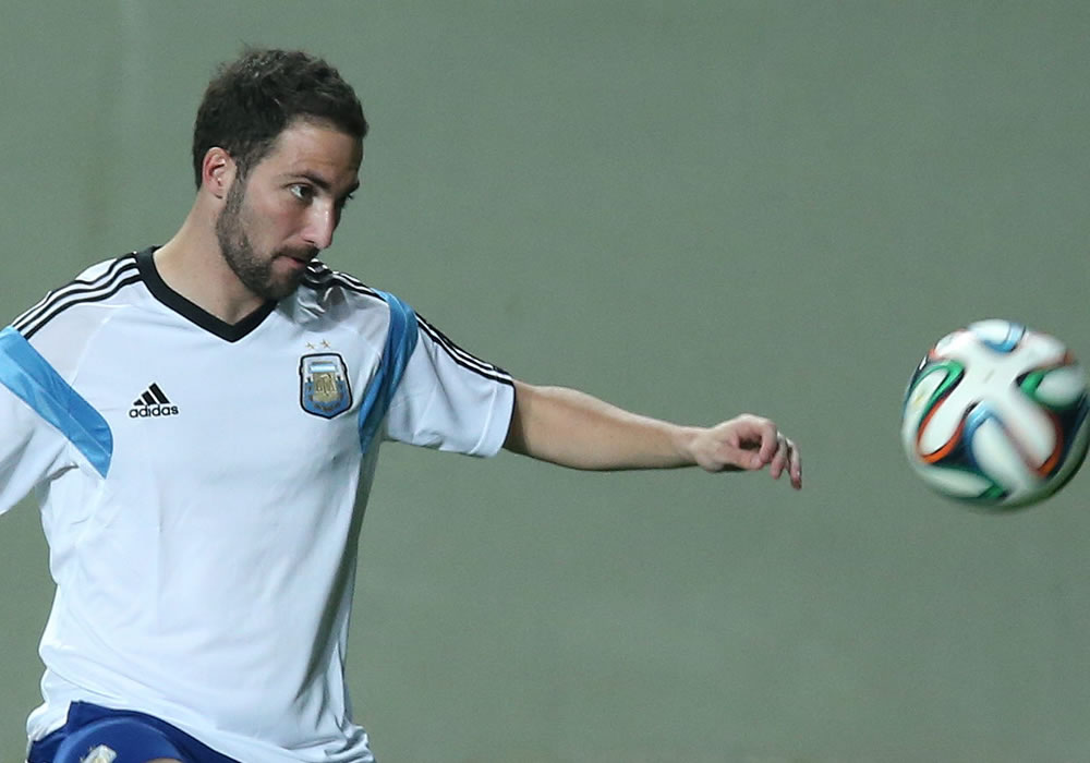 El jugador de Argentina Gonzalo Higuaín participa en un entrenamiento en el estadio Arena Independencia en Belo Horizonte. Foto: EFE