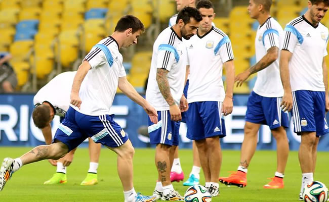 El jugador argentino Lionel Messi patea un balón durante un entrenamiento. Foto: EFE