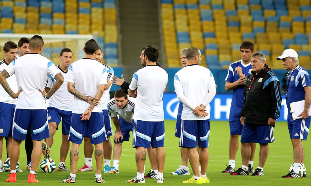 Jugadores argentinos se reúnen durante un entrenamiento en Río de Janeiro. Foto: EFE