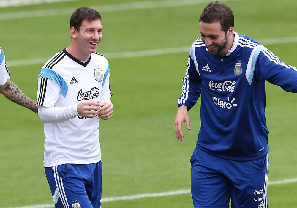 Los jugadores de la selección argentina de fútbol Lionel Messi y Gonzalo Higuaín. Foto: EFE