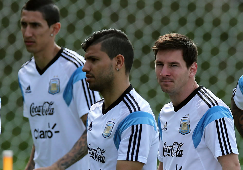 Los jugadores de la selección argentina, Ángel Di María, Sergio Agüero y Lionel Messi entrenan con el equipo. Foto: EFE