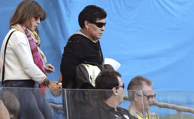 El astro del fútbol argentino Diego Armando Maradona (c). Foto: EFE