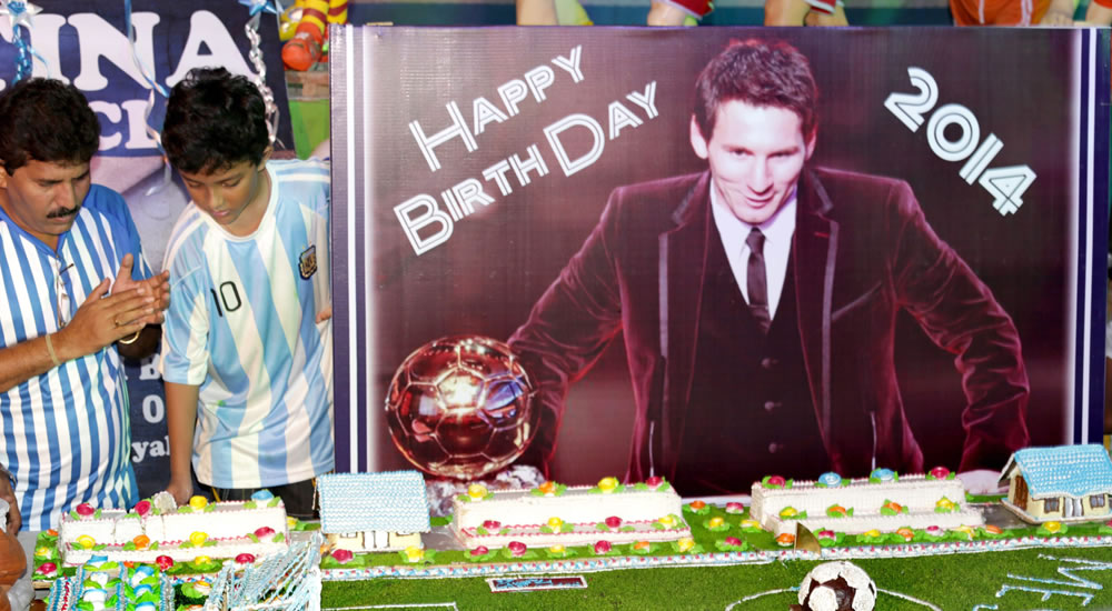 Miembros de un club de fans de Lionel Messi celebrán su cumpleaños número 27. Foto: EFE