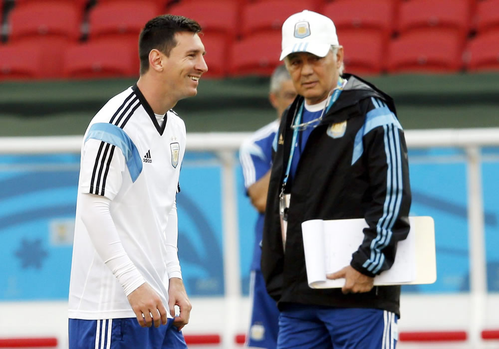 Sabella, DT de Argentina, afirmó que "hay que liberar" a Lionel Messi de la "presión" a la que está sometido. Foto: EFE