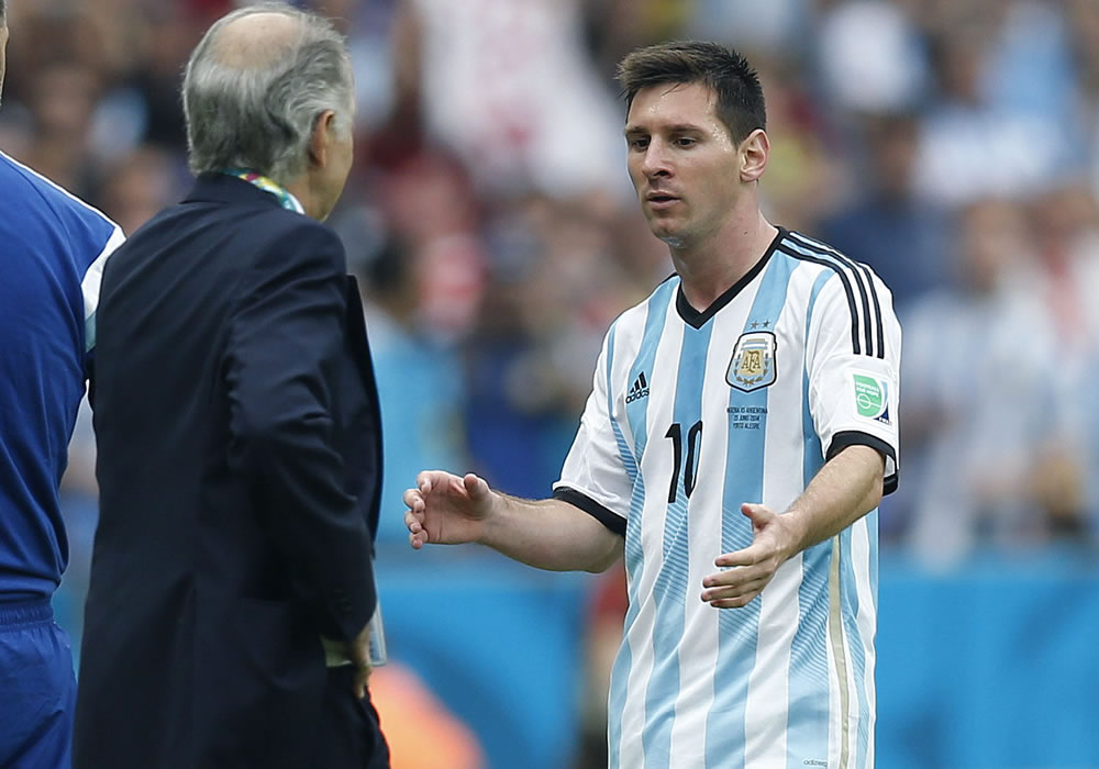 El delantero argentino Leo Messi (d) saluda a su entrenador Alejandro Sabella (i), tras ser sustituido durante el partido Nigeria-Argentina. Foto: EFE