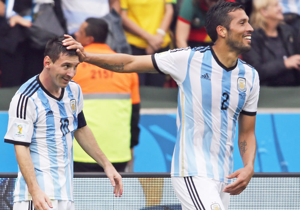 Leo Messi y Ezequiel Garay celebran el triunfo de Argentina ante Nigeria. Foto: EFE