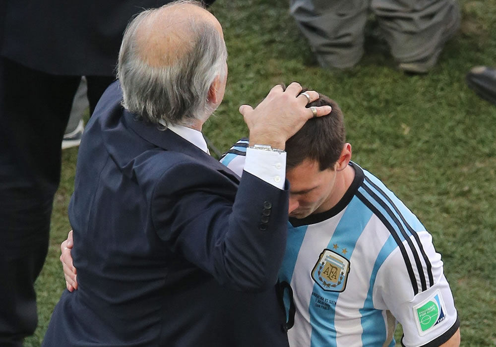El entrenador de la selección argentina Alejandro Sabella junto al delantero argentino Lionel Messi, tras vencer por 1-0 a Suiza. Foto: EFE