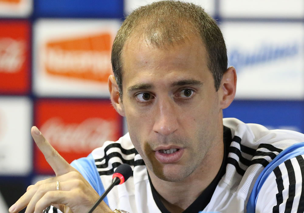 Pablo Zabaleta de la selección argentina habla en una rueda de prensa. Foto: EFE
