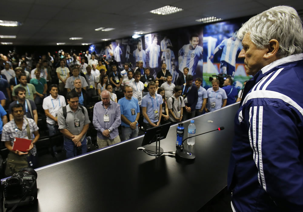 El jefe de la delegación de la selección nacional de fútbol de Argentina Juan Carlos Crespi guarda un minuto de silencio, tras anunciar la suspensión de la rueda de prensa. Foto: EFE